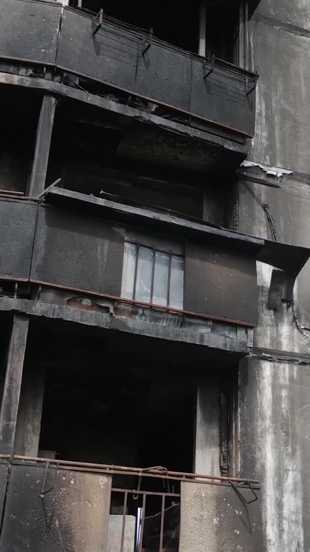 Vídeo Vertical Uma Casa Queimada Destruída Kiev Ucrânia — Vídeo de Stock