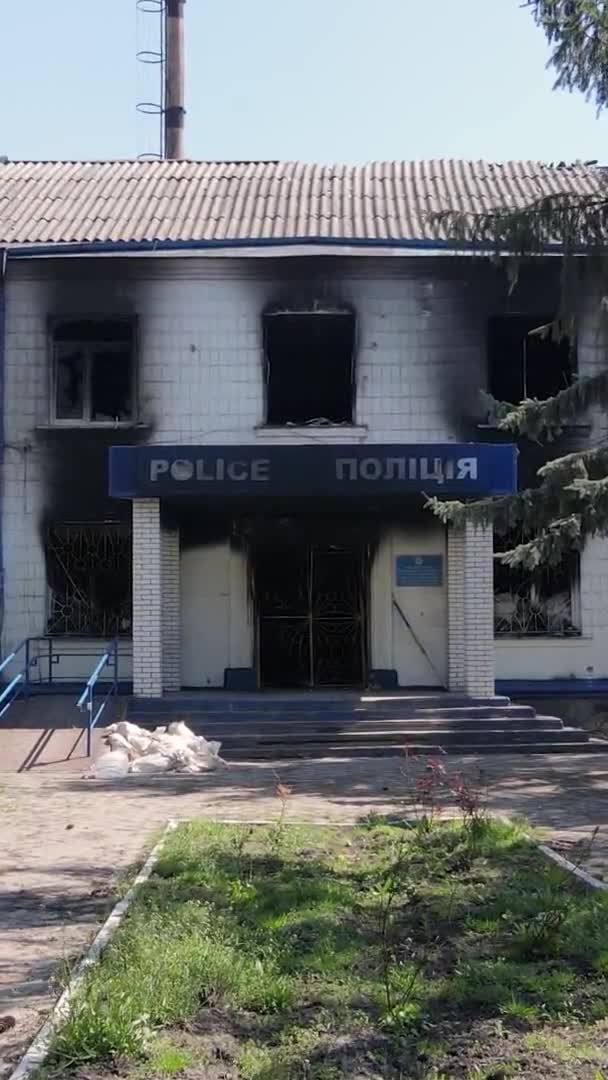 Vertikales Video Einer Zerstörten Polizeistation Borodyanka Ukraine — Stockvideo