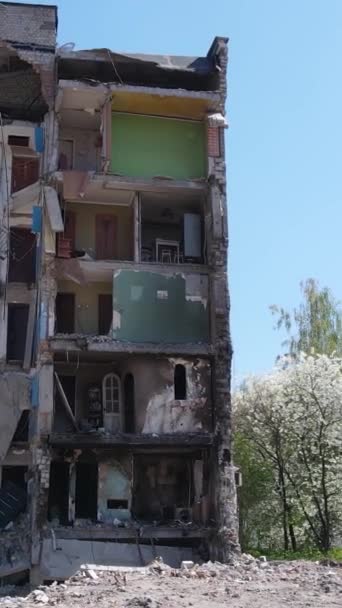 Vídeo Vertical Edificio Destruido Borodyanka Ucrania — Vídeo de stock