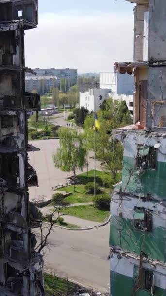 Vídeo Vertical Edificio Destruido Borodyanka Ucrania — Vídeo de stock