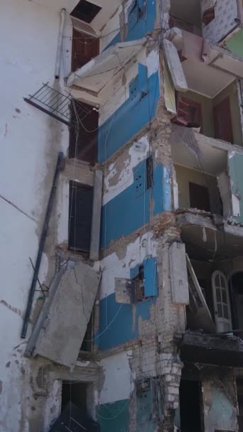 乌克兰Borodyanka一座被毁建筑的垂直录像 — 图库视频影像