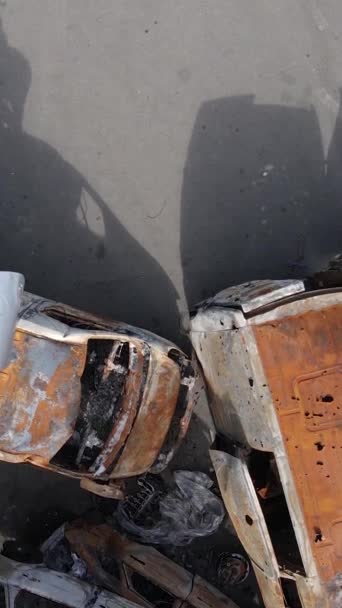 Κάθετη Βίντεο Από Κατεστραμμένα Αυτοκίνητα Στην Πόλη Του Irpin Ουκρανία — Αρχείο Βίντεο