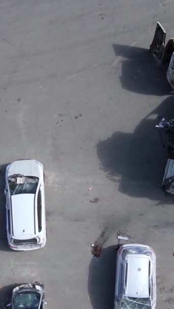 Vertikales Video Zerstörter Autos Der Stadt Irpin Ukraine — Stockvideo