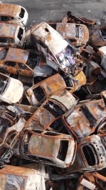 Irpin, Ukrayna 'daki harap olmuş arabaların dikey videosu