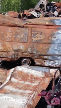 Irpin, Ukrayna 'daki harap olmuş arabaların dikey videosu