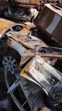 Irpin, Ukrayna 'daki harap olmuş arabaların dikey videosu