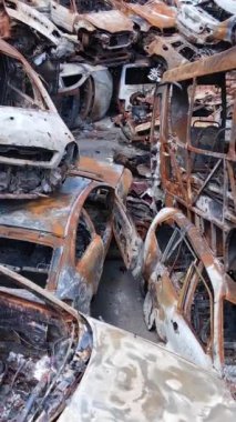 Irpin, Ukrayna 'daki harap olmuş arabaların dikey videosu