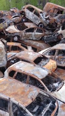 Irpin, Ukrayna 'daki harap olmuş arabaların dikey videosu