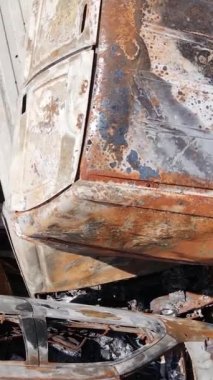 Irpin, Ukrayna 'daki harap olmuş arabaların dikey videosu