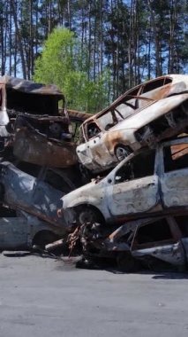 Irpin, Ukrayna 'daki harap olmuş arabaların dikey videosu