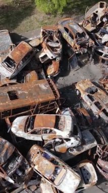 Irpin, Ukrayna 'daki harap olmuş arabaların dikey videosu