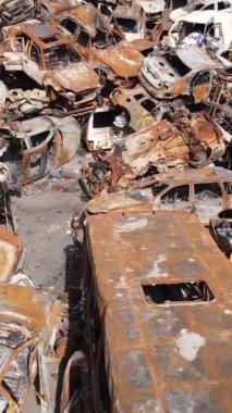 Irpin, Ukrayna 'daki harap olmuş arabaların dikey videosu