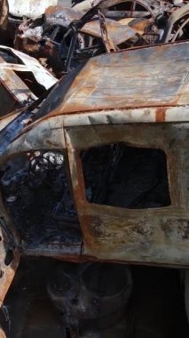 Irpin, Ukrayna 'daki harap olmuş arabaların dikey videosu