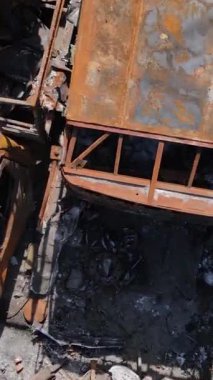 Irpin, Ukrayna 'daki harap olmuş arabaların dikey videosu