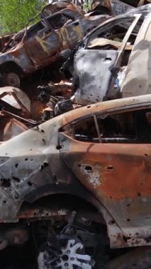 Irpin, Ukrayna 'daki harap olmuş arabaların dikey videosu