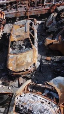 Irpin, Ukrayna 'daki harap olmuş arabaların dikey videosu