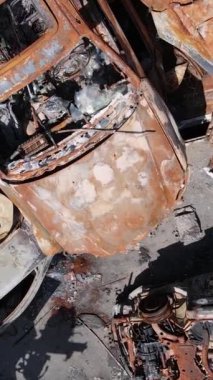Irpin, Ukrayna 'daki harap olmuş arabaların dikey videosu