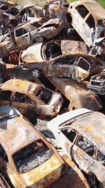 Irpin, Ukrayna 'daki harap olmuş arabaların dikey videosu