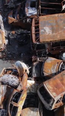 Irpin, Ukrayna 'daki harap olmuş arabaların dikey videosu
