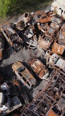 Irpin, Ukrayna 'daki harap olmuş arabaların dikey videosu