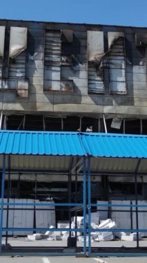 Bucha, Ukrayna 'da yıkılan bir alışveriş merkezinin dikey videosu