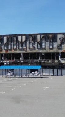 Bucha, Ukrayna 'da yıkılan bir alışveriş merkezinin dikey videosu