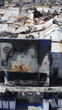 Bucha, Ukrayna 'da yıkılan bir alışveriş merkezinin dikey videosu