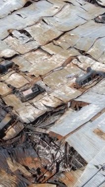 Bucha, Ukrayna 'da yıkılan bir alışveriş merkezinin dikey videosu