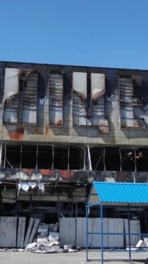 Bucha, Ukrayna 'da yıkılan bir alışveriş merkezinin dikey videosu