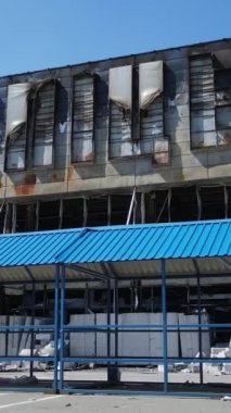 Bucha, Ukrayna 'da yıkılan bir alışveriş merkezinin dikey videosu