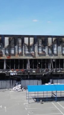 Bucha, Ukrayna 'da yıkılan bir alışveriş merkezinin dikey videosu