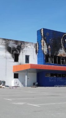 Bucha, Ukrayna 'da yıkılan bir alışveriş merkezinin dikey videosu