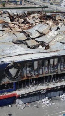 Bucha, Ukrayna 'da yıkılan bir alışveriş merkezinin dikey videosu