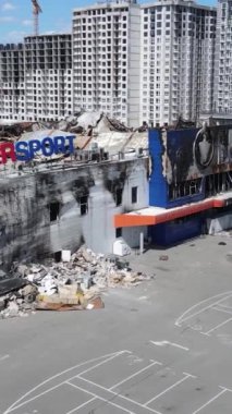 Bucha, Ukrayna 'da yıkılan bir alışveriş merkezinin dikey videosu