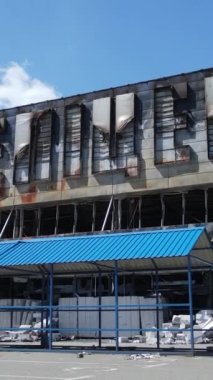 Bucha, Ukrayna 'da yıkılan bir alışveriş merkezinin dikey videosu