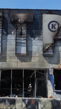 Bucha, Ukrayna 'da yıkılan bir alışveriş merkezinin dikey videosu