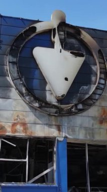 Bucha, Ukrayna 'da yıkılan bir alışveriş merkezinin dikey videosu