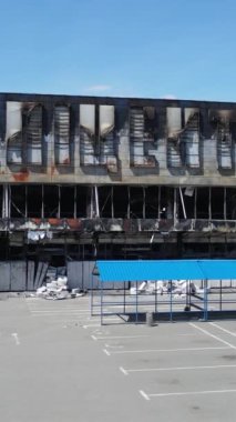 Bucha, Ukrayna 'da yıkılan bir alışveriş merkezinin dikey videosu