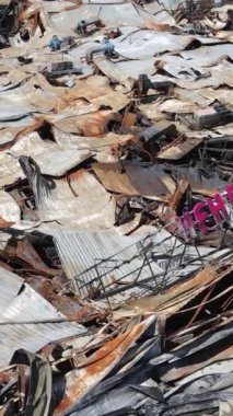 Bucha, Ukrayna 'da yıkılan bir alışveriş merkezinin dikey videosu