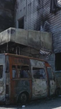 Bucha, Ukrayna 'da yıkılan bir alışveriş merkezinin dikey videosu