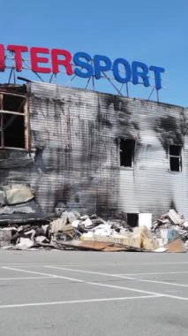 Bucha, Ukrayna 'da yıkılan bir alışveriş merkezinin dikey videosu