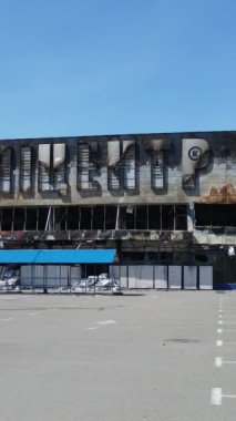 Bucha, Ukrayna 'da yıkılan bir alışveriş merkezinin dikey videosu