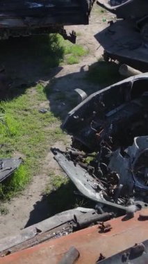 Bucha, Ukrayna 'daki yok edilmiş askeri donanımın dikey videosu