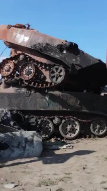 Bucha, Ukrayna 'daki yok edilmiş askeri donanımın dikey videosu