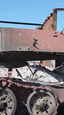 Bucha, Ukrayna 'daki yok edilmiş askeri donanımın dikey videosu