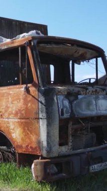 Bucha, Ukrayna 'daki yok edilmiş askeri donanımın dikey videosu