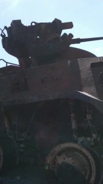 Bucha, Ukrayna 'daki yok edilmiş askeri donanımın dikey videosu