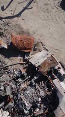 Bucha, Ukrayna 'daki yok edilmiş askeri donanımın dikey videosu