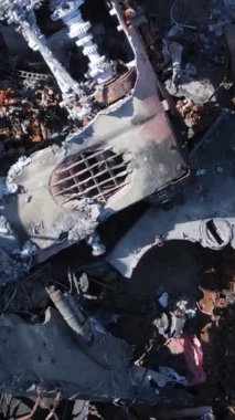 Bucha, Ukrayna 'daki yok edilmiş askeri donanımın dikey videosu