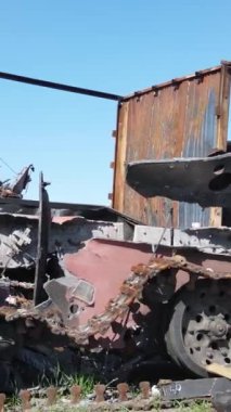 Bucha, Ukrayna 'daki yok edilmiş askeri donanımın dikey videosu